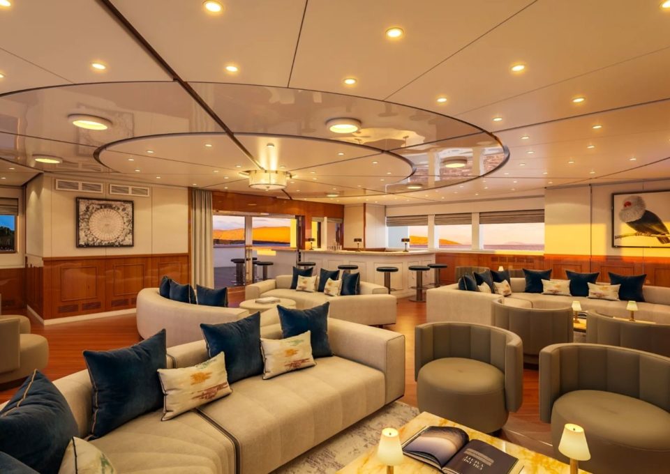 yacht-charter-m-y-aqua-lares