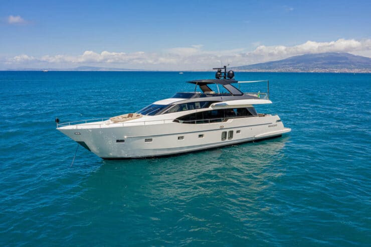yacht-charter-m-y-lucky