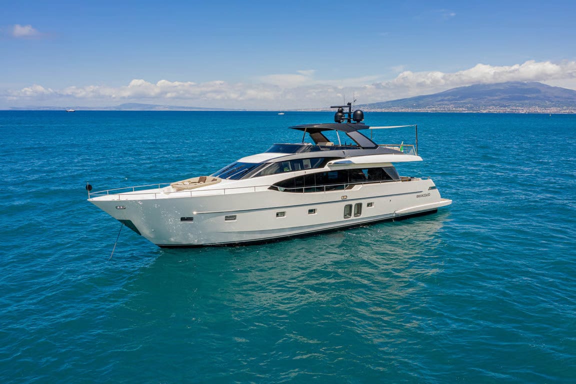 yacht-charter-m-y-lucky