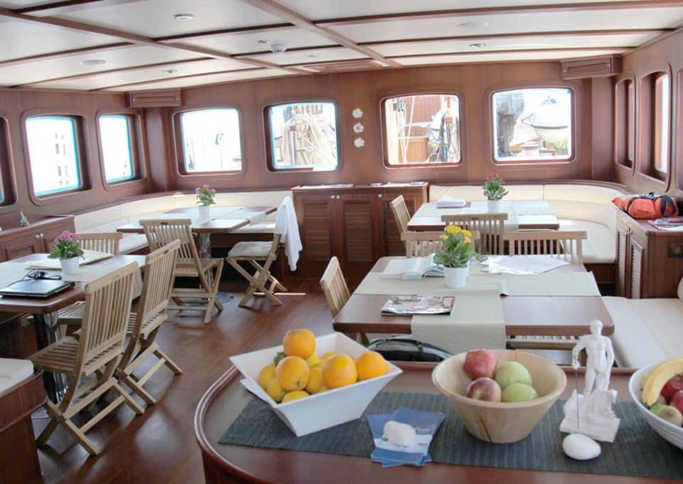 yacht-charter-s-y-chronos