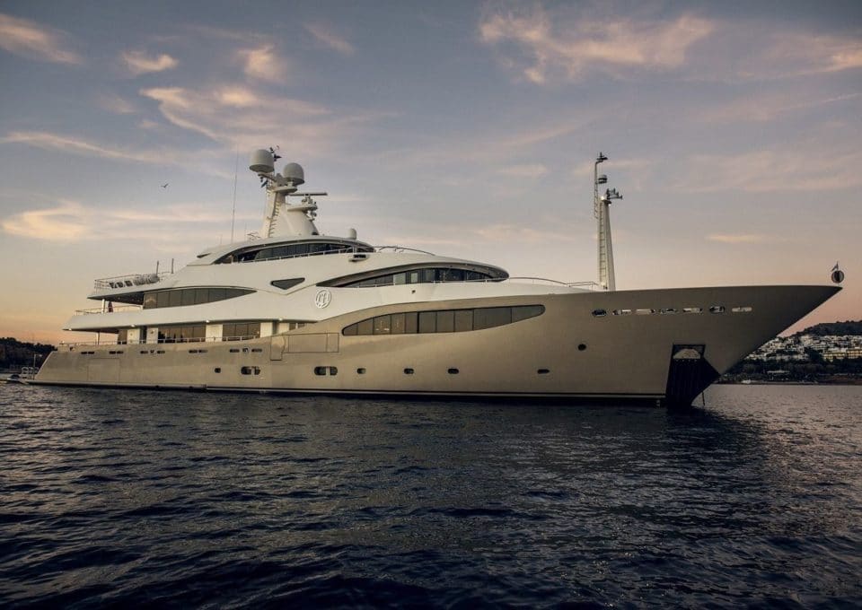 location-yacht-charter-MY-light-holic-mega-yacht