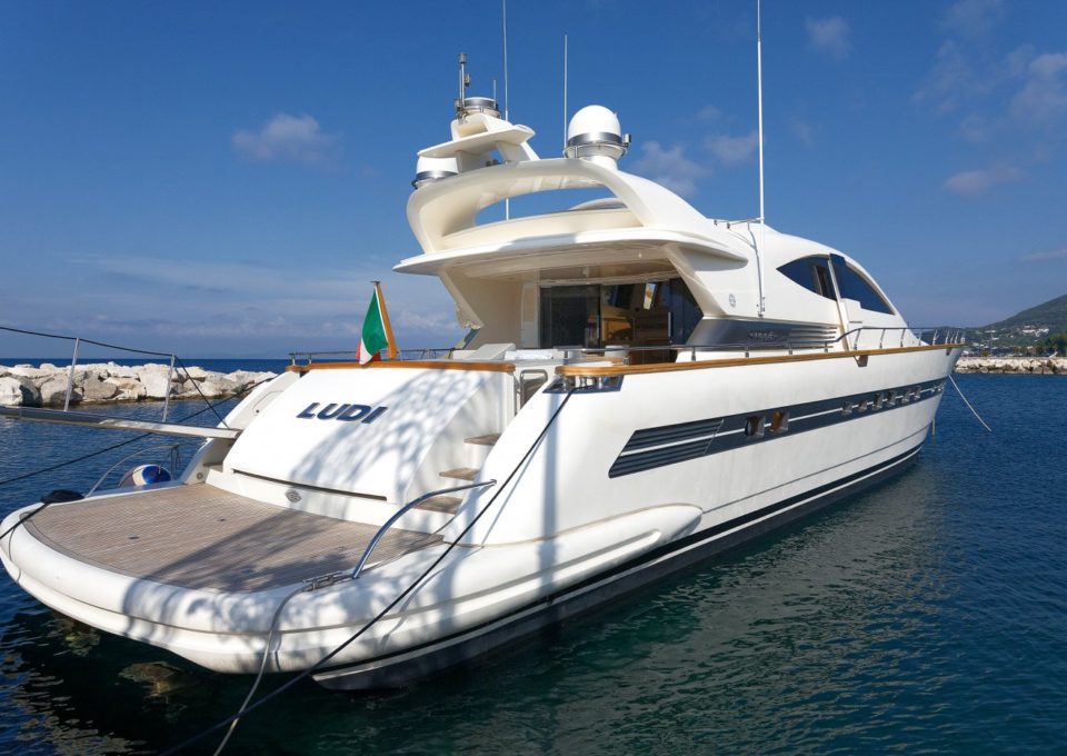 location-yacht-charter-MY-ludi-naples