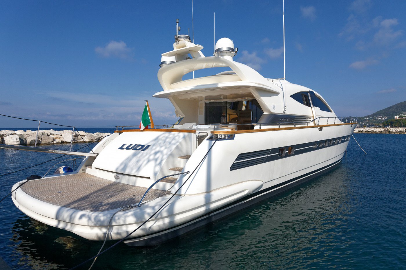 location-yacht-charter-MY-ludi-naples