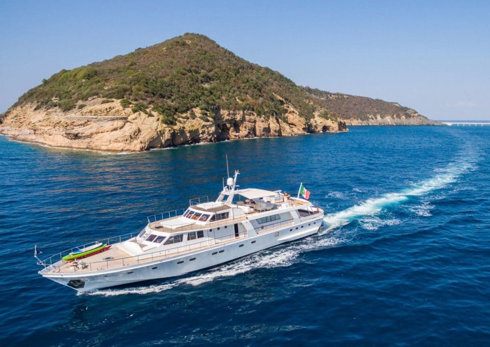 location-yacht-charter-MY-nafisa-Italy