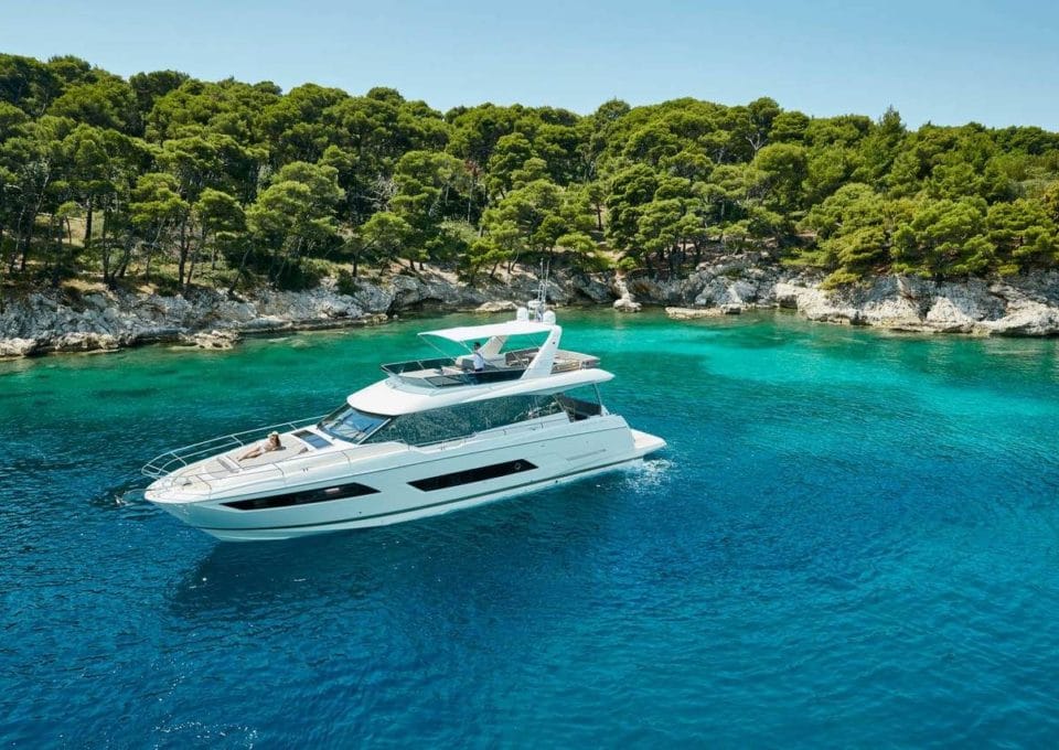 location-yacht-charter-MY-prestige-680-antibes