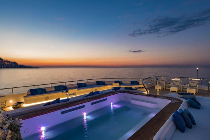 location-yacht-charter-MY-serenity-luxury-super-yacht