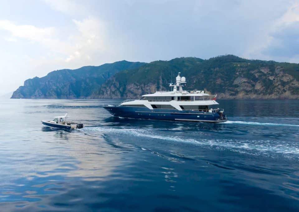 yacht-charter-m-y-deep-blue-2