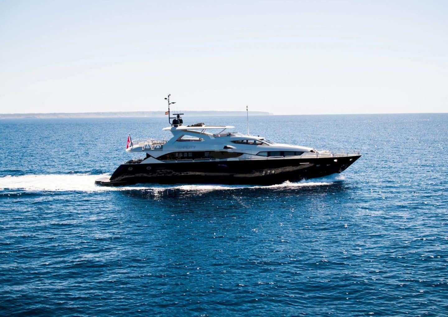 yacht-charter-m-y-tenacity