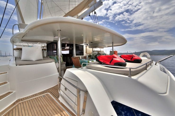 catamaran-yacht-charter-s-y-worlds-end-greece
