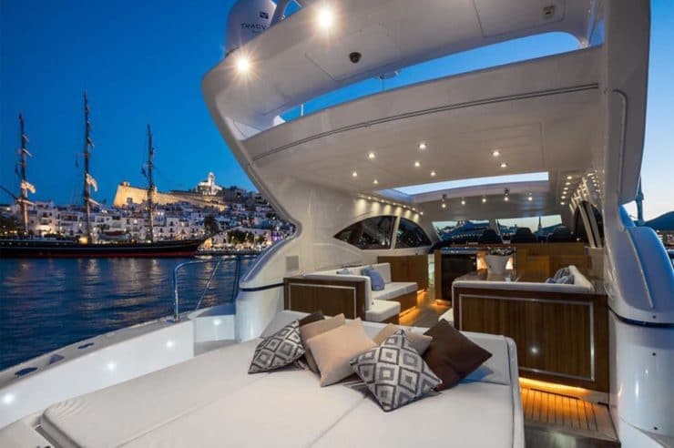 day-charter-rental-m-y-mangusta-72-kissmi-cannes