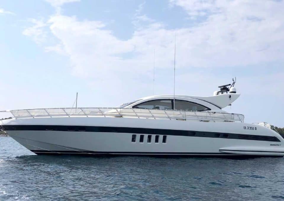 day-charter-rental-m-y-mangusta-72-kissmi-cannes