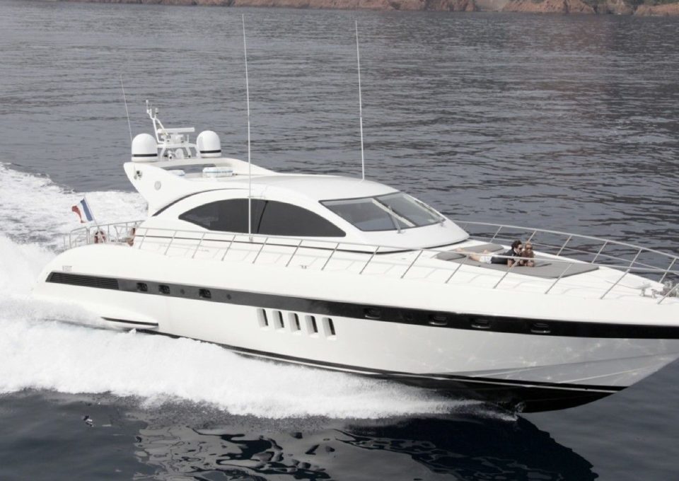 day-charter-rental-m-y-mangusta-72-kissmi-cannes