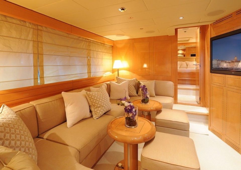 day-charter-rental-m-y-mangusta-72-kissmi-cannes