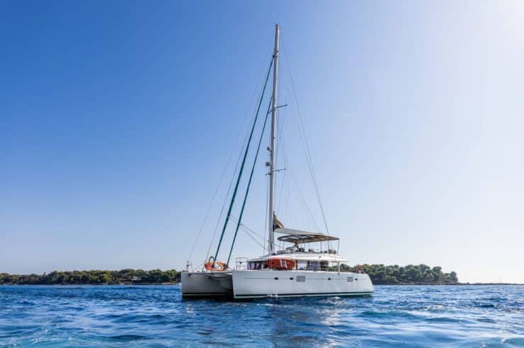 day-charter-rental-maxi-catamaran-s-y-lagoon-560-1