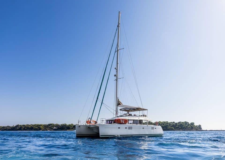 day-charter-rental-maxi-catamaran-s-y-lagoon-560-1