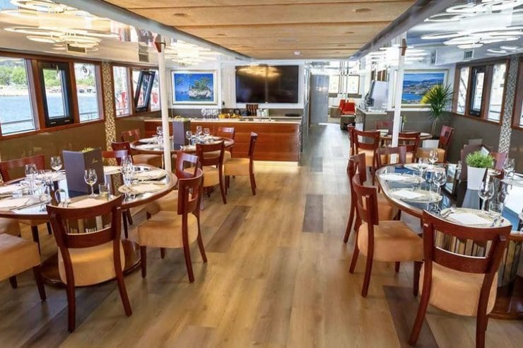 Yacht-charter-MY-queen-eleganza (17)