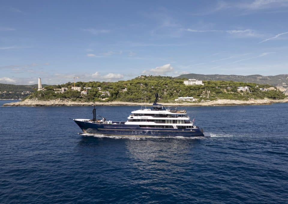 yacht-charter-m-y-force-blue