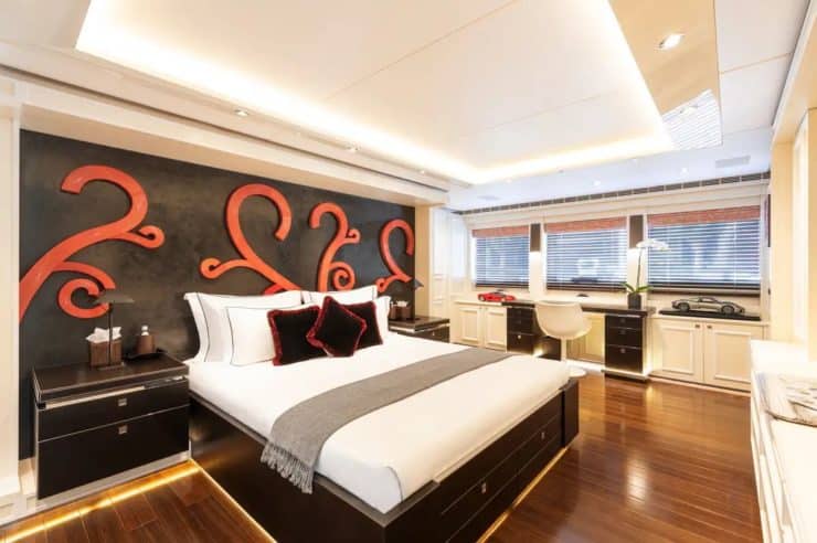 yacht-charter-m-y-rocket