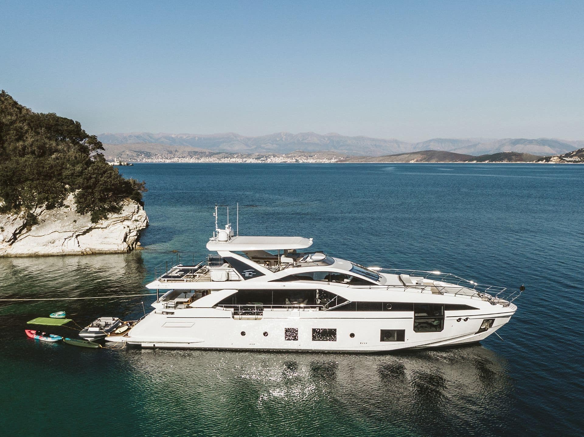 Yacht-charter-M-Y-VOLANTE_