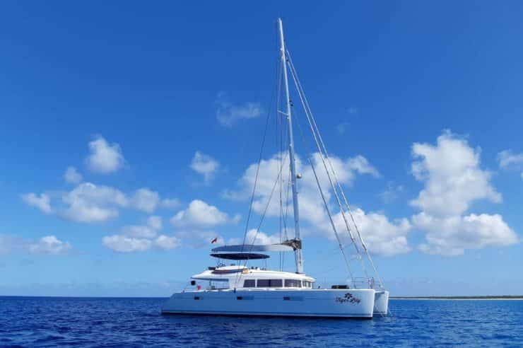 Yacht-charter-s-y-catamaran-tiger-lily