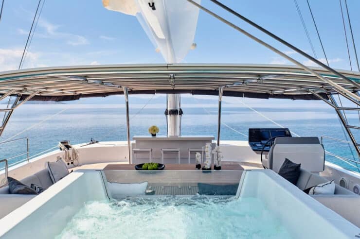 catamaran-charter-s-y-above-and-beyond