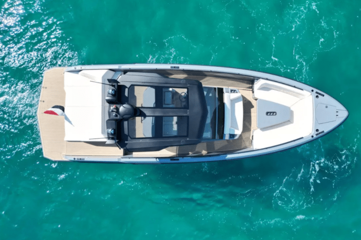 Yacht-charter- Vanquish VQ40 Sports Line-_2