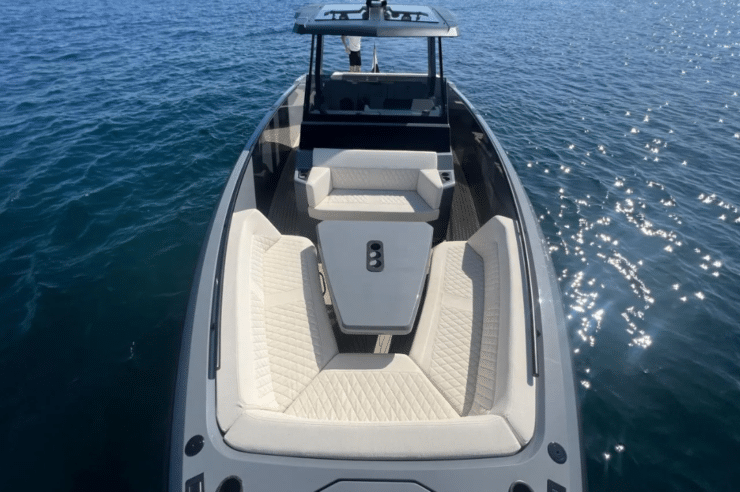 Yacht-charter- Vanquish VQ40 Sports Line-_2