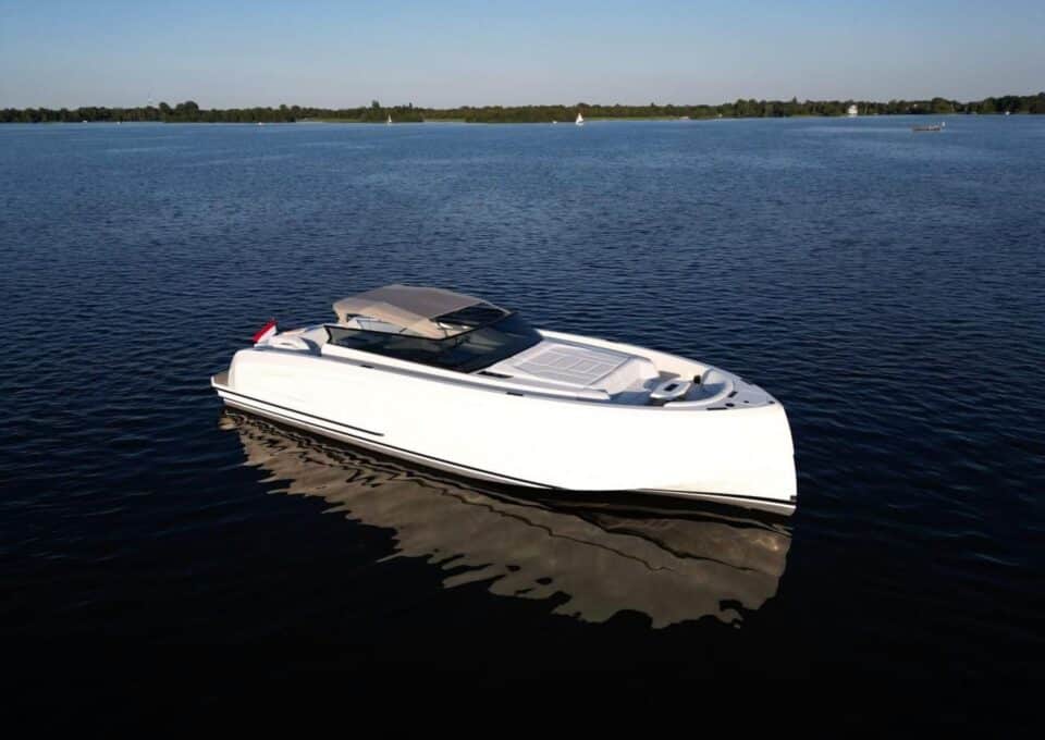 day-charter-yacht-rental-m-y-vanquish-45