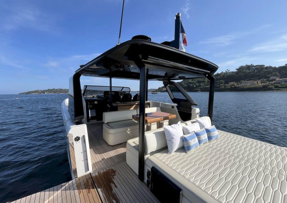 day-charter-yacht-rental-m-y-Cranchi_A46_White