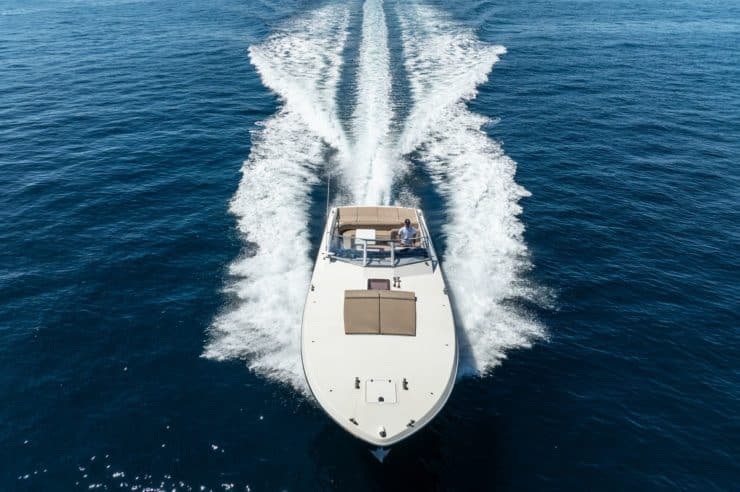 day-charter-yacht-rental-itama-42-vintage