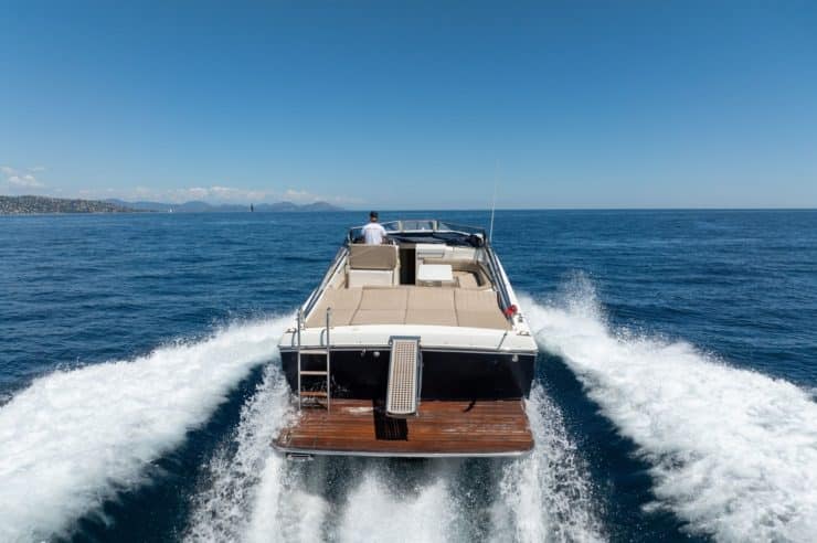 day-charter-yacht-rental-itama-42-vintage