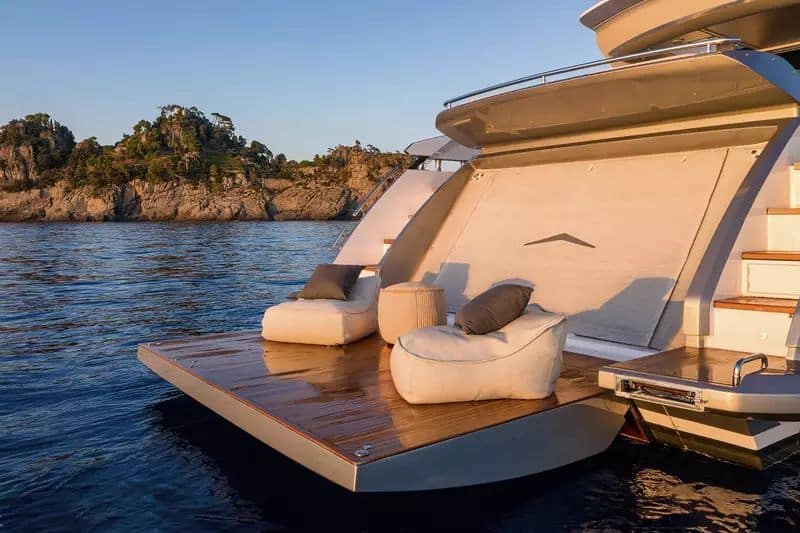 day-charter-rental-yacht-m-y-azimut-s8