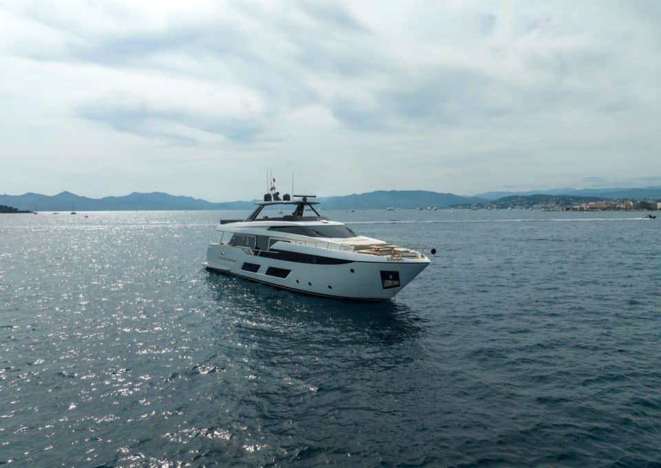 yacht-charter-M-Y-NINETEEN-42