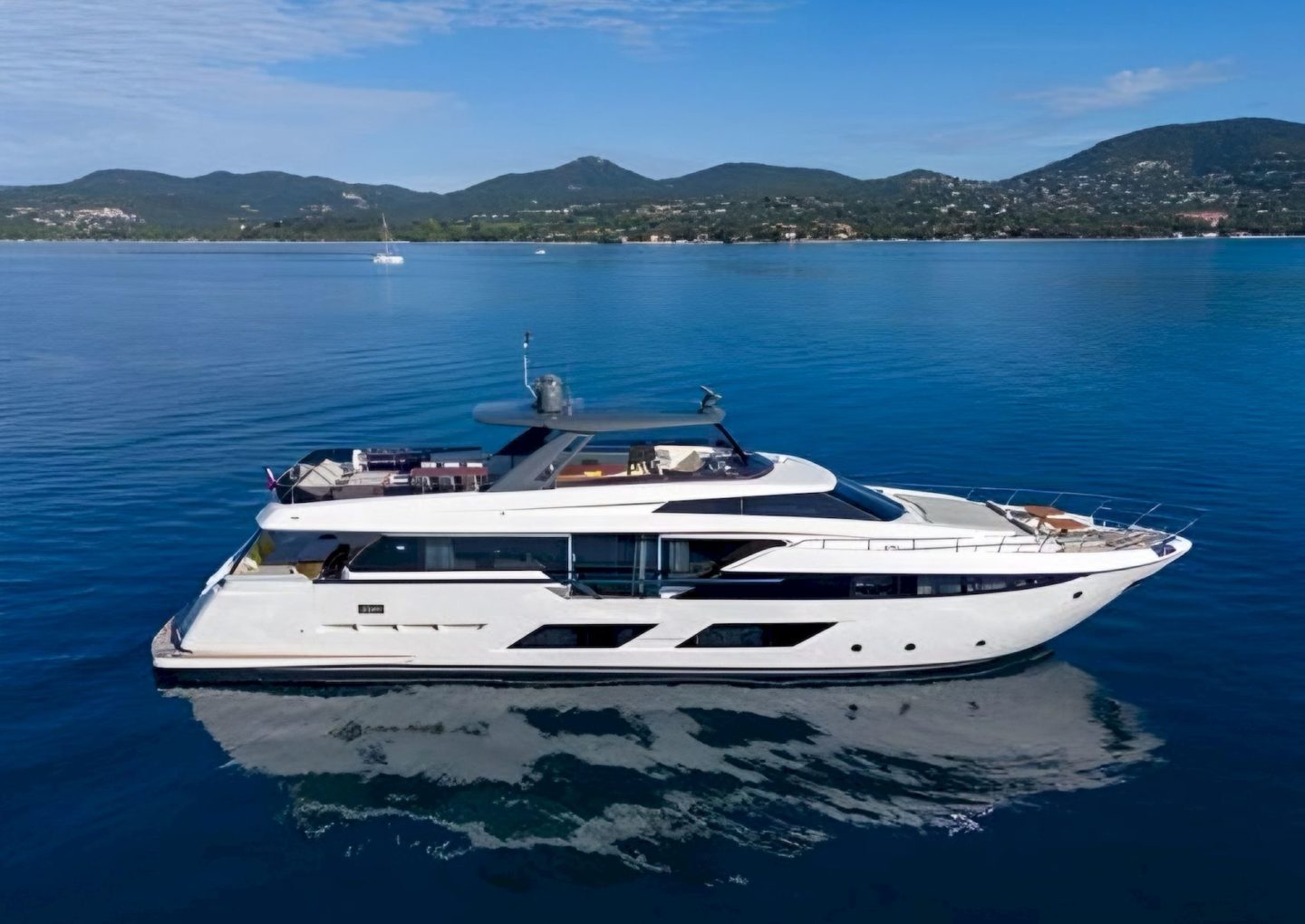 yacht-charter-rental-m-y-nineteen-42