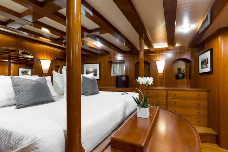 yacht-charter-rental-m-y-over-the-rainbow