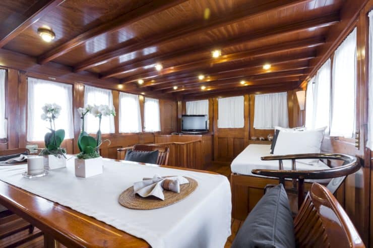 yacht-charter-rental-m-y-over-the-rainbow