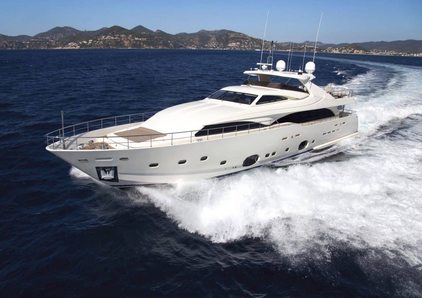 yacht-charter-rental-m-y-robusto