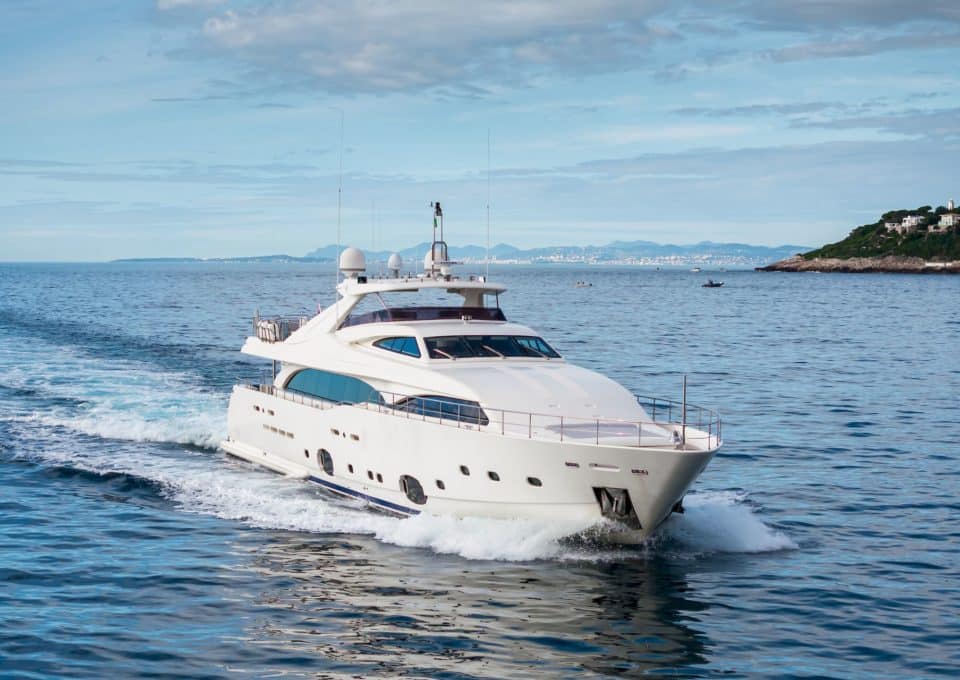 yacht-charter-rental-m-y-robusto