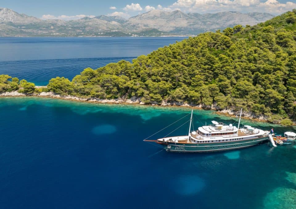 Yacht-charter-M-Y-MAIA