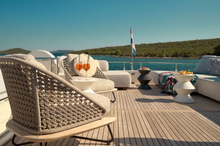 yacht-charter-M-Y-DAMARI
