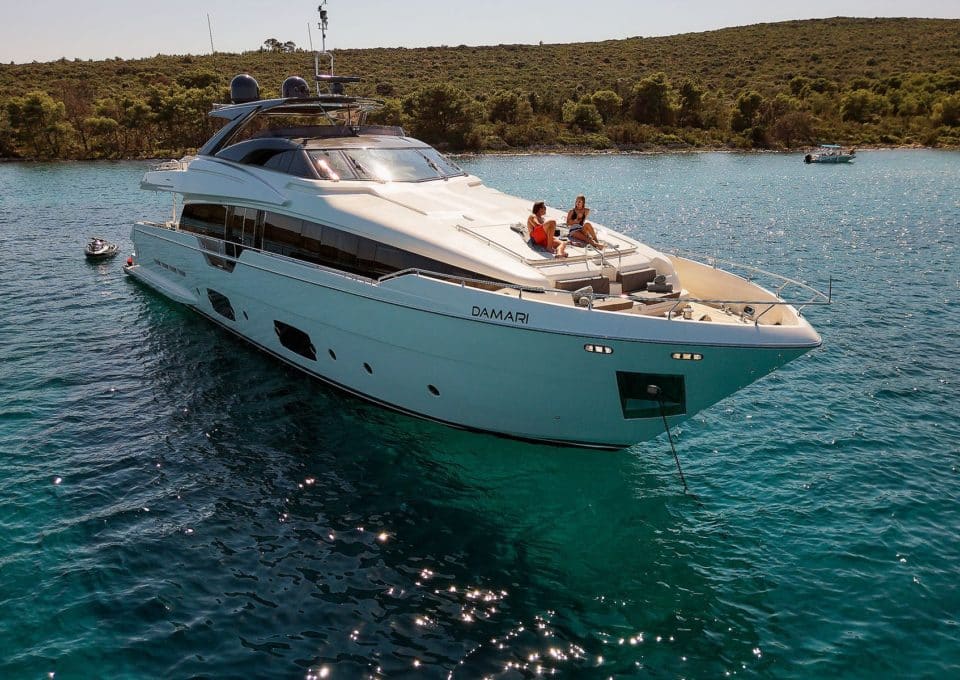 yacht-charter-M-Y-DAMARI