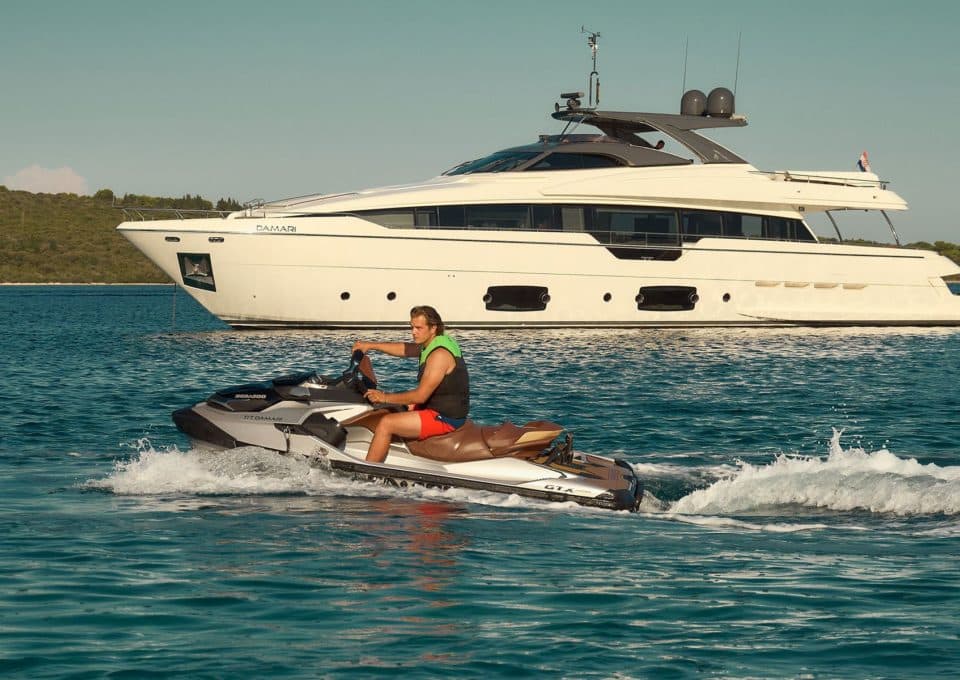 yacht-charter-M-Y-DAMARI