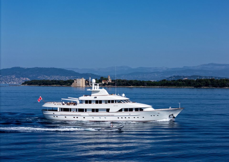 yacht-charter-M-Y-SHEERGOLD