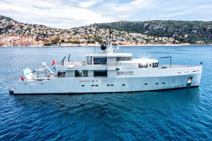 yacht-charter-m-y-caladan