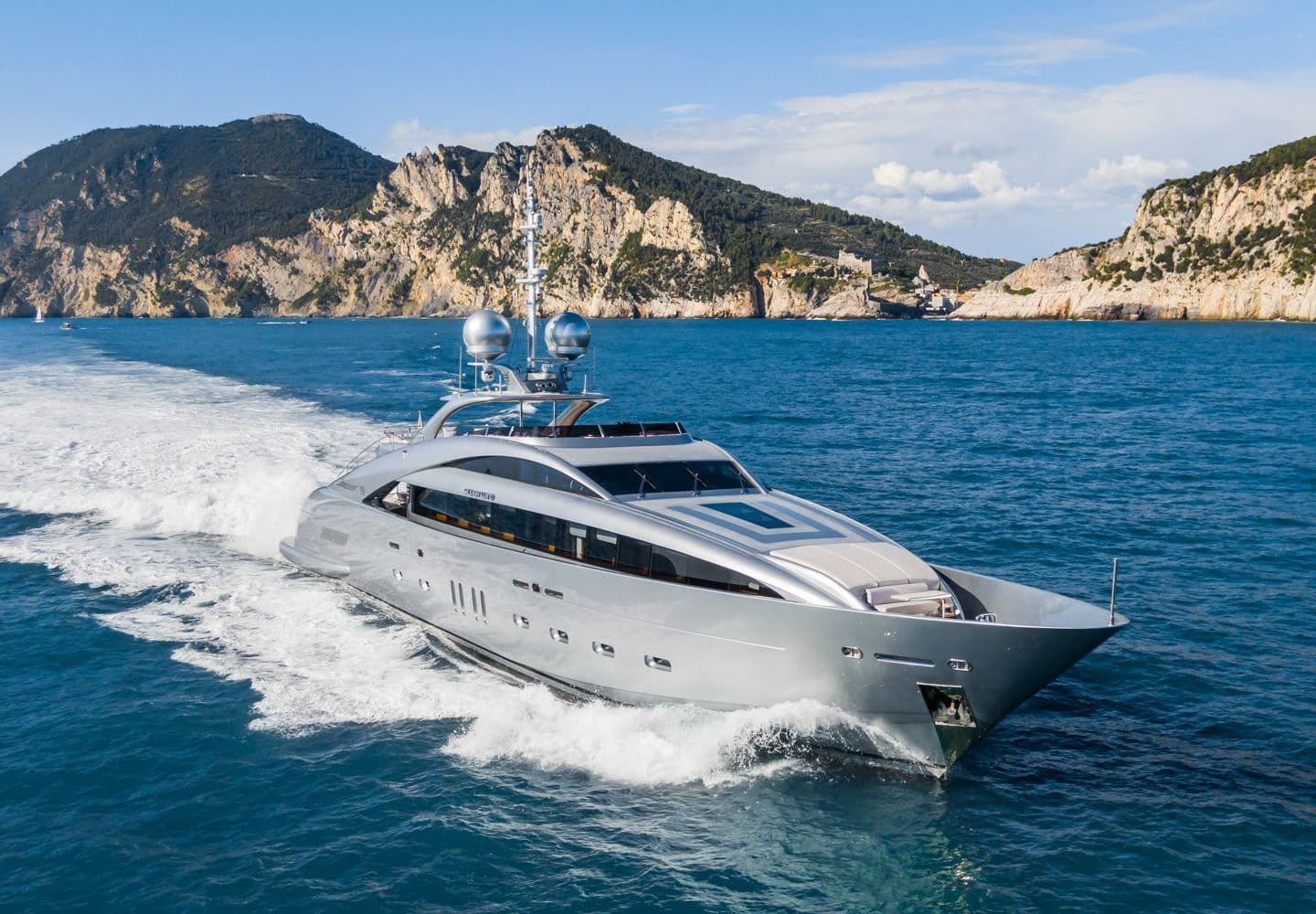 yacht-charter-m-y-silver-wind