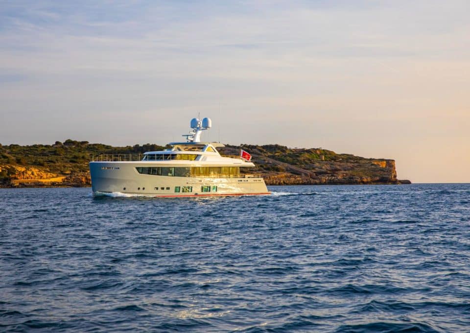 yacht-charter-m-y-delta-one