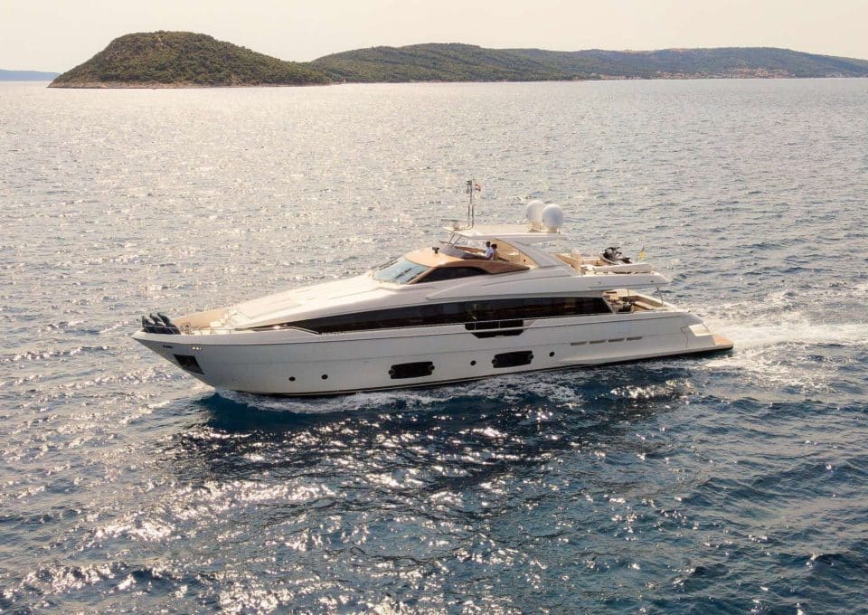yacht-charter-m-y-iva