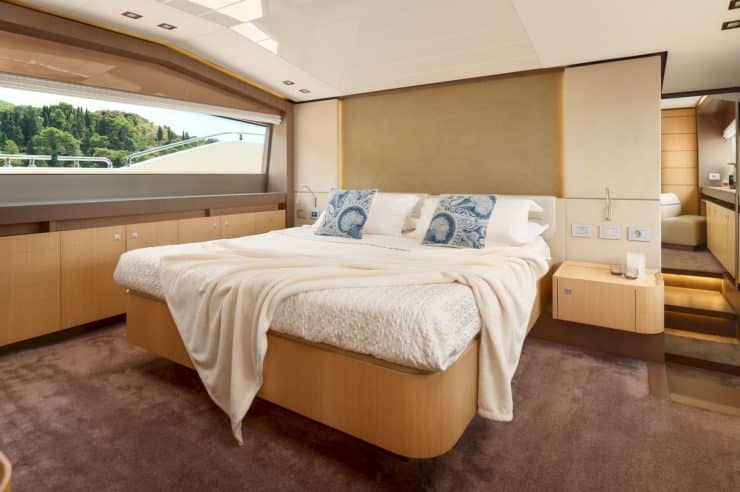 yacht-charter-m-y-iva