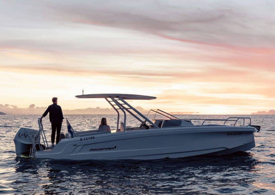 day-charter-yacht-rental-m-y-axopar-25-cross-top