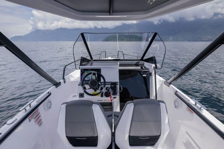 day-charter-yacht-rental-m-y-axopar-25-cross-top